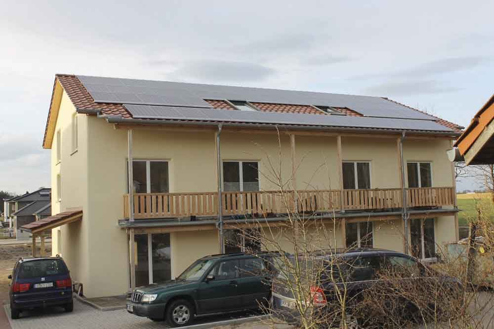 Strohhaus mit Photovoltaik